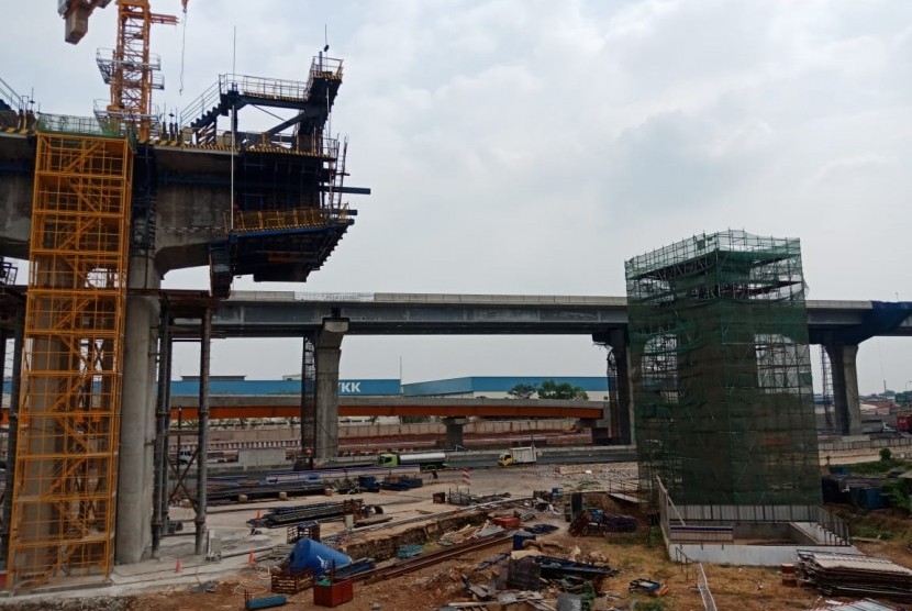 Suasana proyek pembangunan Jalan Tol Cibitung-Cilincing (JTCC) yang memasuki tahapan konstruksi sebesar 60 persen, di Cibitung, Jawa Barat, Kamis (10/10). Pembangunan JTCC ditargetkan rampung secara keseluruhan pada kuartal II 2020. 