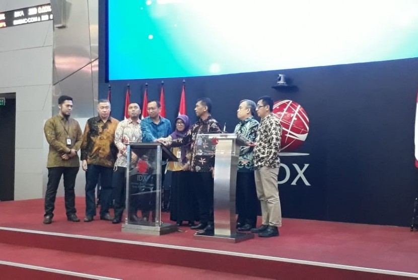 Pembukaan perdagangan Bursa Efek Indonesia (BEI) Jakarta pada Kamis (10/10) oleh peluncuran wakaf saham dari Henan Putihray Sekuritas dan Global Wakaf.