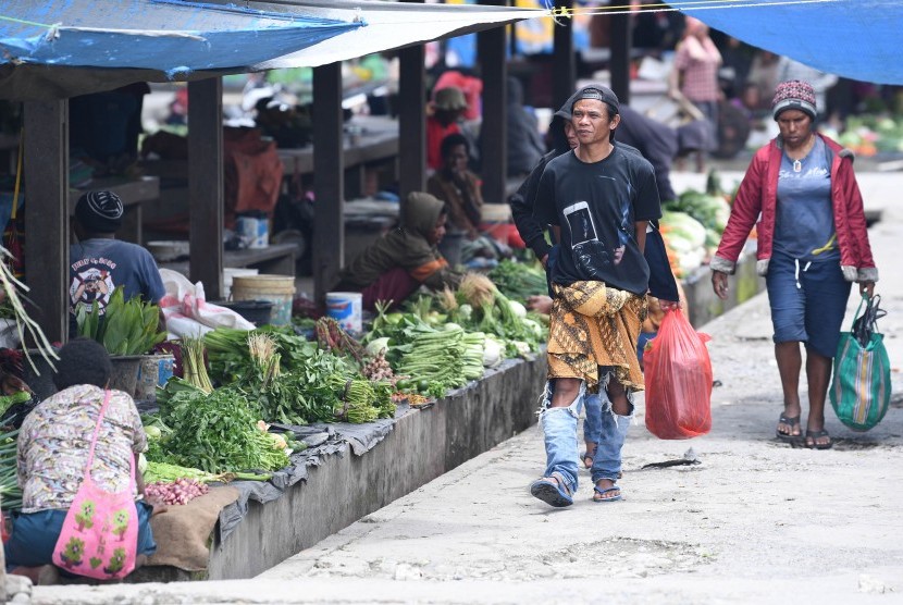 Sejumlah pembeli berjalan di Pasar Tradisional Tolikelek, Kota Wamena, Kabupaten Jayawijaya, Papua.