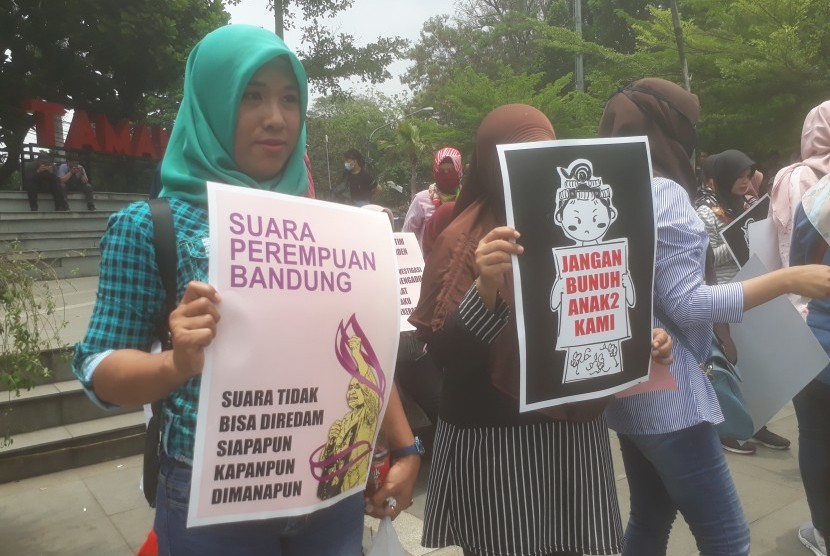 Belasan ibu-ibu milenial dari berbagai kalangan menggelar aksi solidaritas  di Taman Vanda, Kota Bandung mendukung gerakan mahasiswa menuntut  pembatalan UU KPK dan RUU KUHP dan beberapa RUU lainnya. Mereka pun  mengecam tindakan aparat yang melakukan kekerasan terhadap gerakan  mahasiswa.