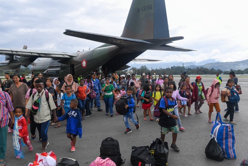 Pengungsi berjalan menuruni pesawat Hercules TNI AU ketika tiba di Bandar Udara Wamena, Kabupaten Jayawijaya, Papua, Kamis (10/10/2019). 