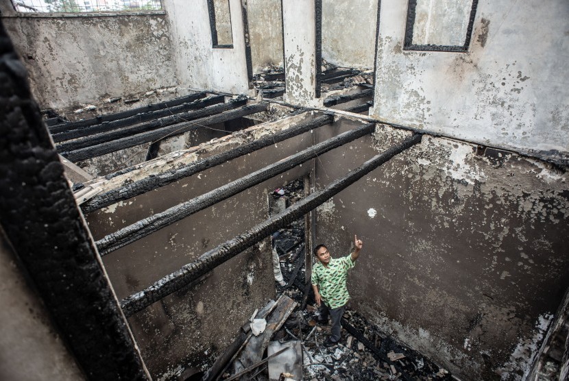 Warga beraktivitas di rumah mereka yang hangus terbakar pascakebarakan di Kampung Dalam, Cawang, Kramat Jati, Jakarta, Kamis (10/10/2019). 