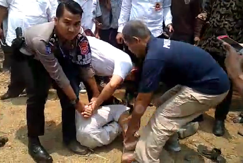 Polisi mengamankan pelaku penusukan terhadap Menko Polhukam Wiranto di Pandeglan, Kamis (10/10).