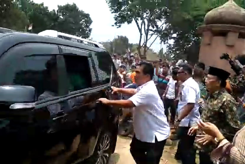 Menko Polhukam Wiranto dilarikan menuju rumahsakit setelag ditusuk orang tak dikenal di Pandeglan, Kamis (10/10)