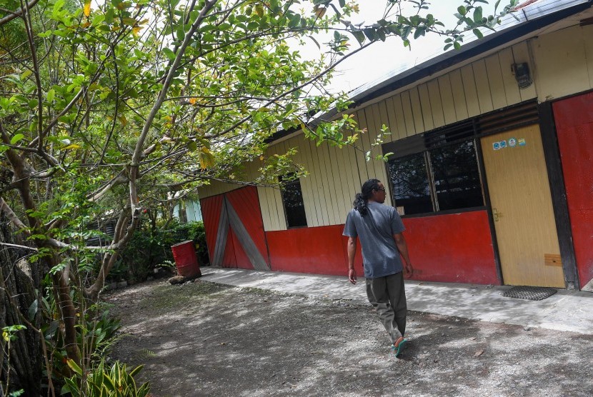 Seorang warga melihat kondisi rumahnya usai ditinggal mengungsi di kawasan Homhom, Kota Wamena, Kabupaten Jayawijaya, Papua, Kamis (10/10/2019). 