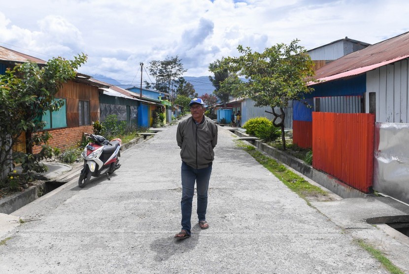 Seorang warga melintas di perumahan yang masih ditinggal mengungsi pemiliknya di kawasan Homhom, Kota Wamena, Kabupaten Jayawijaya, Papua, Kamis (10/10/2019).