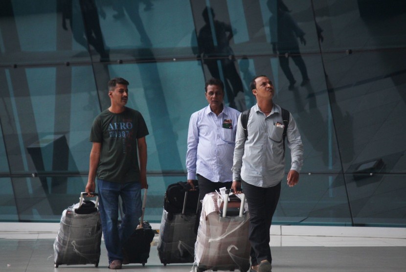 Sejumlah wisatawan asing tiba di Terminal 3 kedatangan internasional Bandara Soekarno-Hatta, Tangerang, Banten, Kamis (10/10). Pengusaha berharap adanya travel bubble atau perjalanan wisatawan antar negara tetangga dengan kerumitan minimum bisa menyelamatkan industri pariwisata di tengah pandemi Covid-19. 
