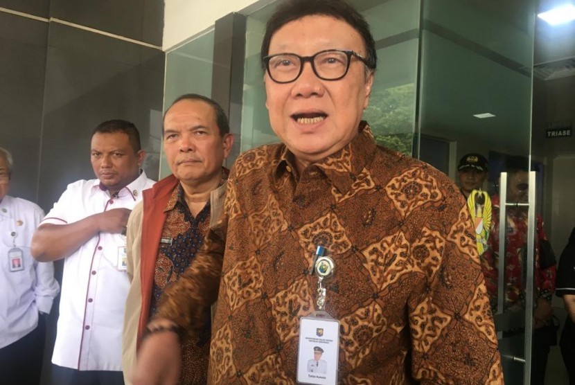 Menteri Dalam Negeri (Mendagri) Tjahjo Kumolo memberikan keterangan kepada wartawan di depan IGD RSPAD, Jalan Abdul Rahman Saleh Raya, Senen, Jakarta Pusat, Kamis (10/10).