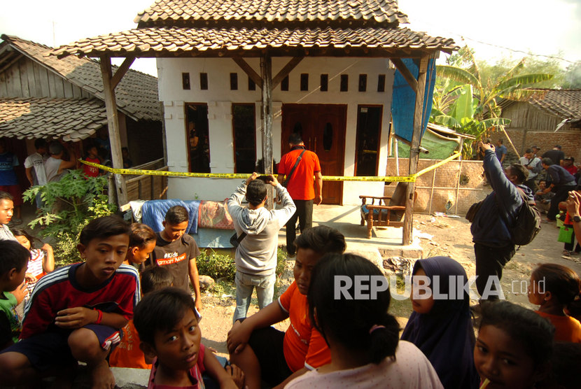 Sejumlah warga memperhatikan rumah Fitri Andriana pelaku penusukan Menko Polhukam Wiranto yang dipasang garis polisi di Desa Sitanggal RT 007 RW 002, Brebes, Jawa Tengah, Kamis (10/10/2019).