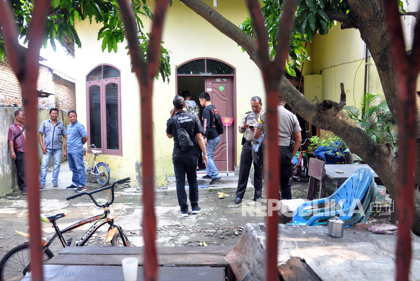 Polisi melakukan pemeriksaan rumah keluarga pelaku penyerangan Menkopolhukam Wiranto, Syahrial Alamsyah di Jalan Alfakah V desa Tanjung Mulia Hilir Medan Deli, Kota Medan, Sumatera Utara, Kamis (10/10/2019).