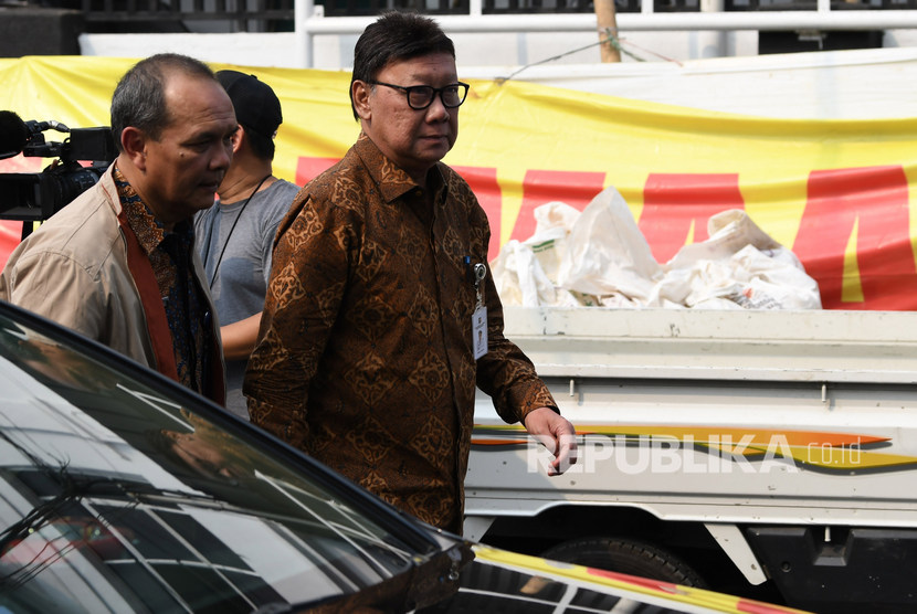 Mendagri Tjahjo Kumolo (kedua kiri) tiba untuk menjenguk Menko Polhukam Wiranto di RSPAD Gatot Soebroto, Jakarta, Kamis (10/10/2019). 