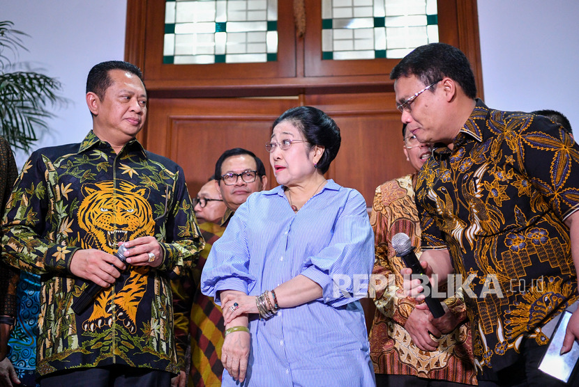 Presiden ke-5 RI Megawati Soekarnoputtri (tengah) berbincang dengan Ketua MPR Bambang Soesatyo (kiri) dan Wakil Ketua MPR Ahmad Basarah (kanan) disela memberikan keterangan pers di kediaman Megawati, di Jakarta, Kamis (10/10/2019).