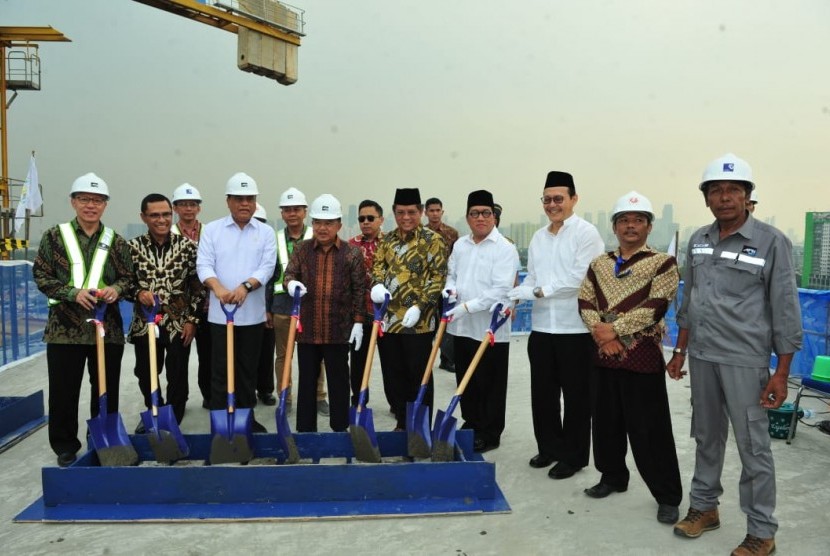 Wakil Presiden Jusuf Kalla saat menghadiri acara Topping Of Gedung Dewan Masjid Indonesia di Matraman, Jakarta, Kamis (10/10).