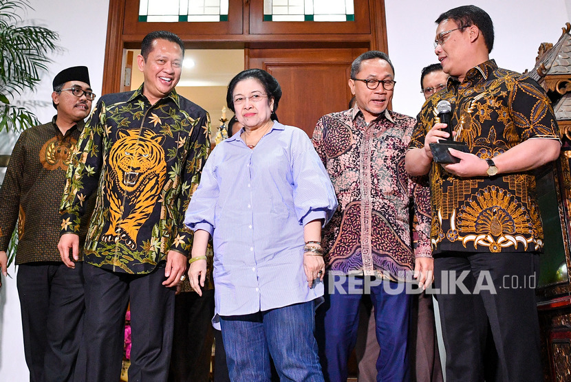 [ilustrasi] Presiden ke-5 RI Megawati Soekarnoputtri (tengah) didampingi Ketua MPR Bambang Soesatyo (kedua kiri), Wakil MPR Jazilul Fawaid (kiri), Zulkifli Hasan (kedua kanan) dan Ahmad Basarah (kanan) bersiap memberikan keterangan pers di kediaman Megawati, di Jakarta, Kamis (10/10/2019).
