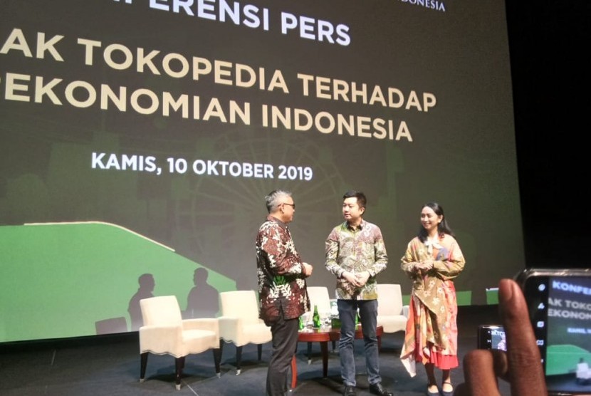 CEO Tokopedia, William Tanuwijaya bersama Wakil Direktur LPEM FEB UI, Kiki Verico saat menggelar konferensi pers terkait dampak tokopedia terhadap perekonomian Indonesia di Djakarta Theater, Jakarta, Kamis (10/10). 