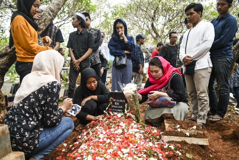 Keluarga dan kerabat menghadiri prosesi pemakaman korban demo ricuh Akbar Alamsyah di Taman Pemakaman Umum (TPU) kawasan Cipulir, Kebayoran Lama, Jakarta, Jumat (11/10/2019).