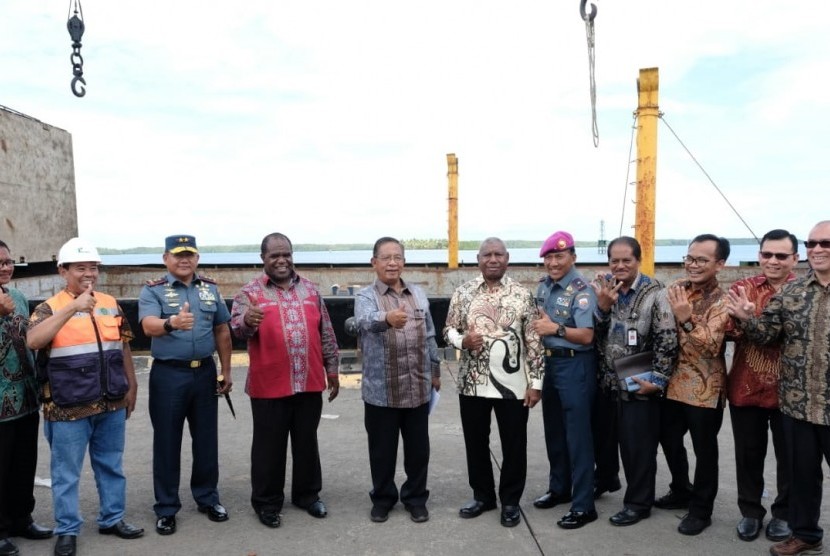 Menteri Koordinator Bidang Perekonomian Darmin Nasution saat  meresmikan Kawasan Ekonomi Khusus (KEK) Sorong di Kabupaten Sorong,  Provinsi Papua Barat, Jumat (11/10).
