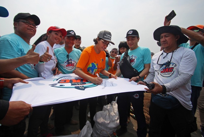 Menteri Keuangan Sri Mulyani (tengah) menandatangani spanduk aksi bersihkan Pantai Tanjung Pasir, Kabupaten Tangerang, Banten, Jumat (11/10/2019).