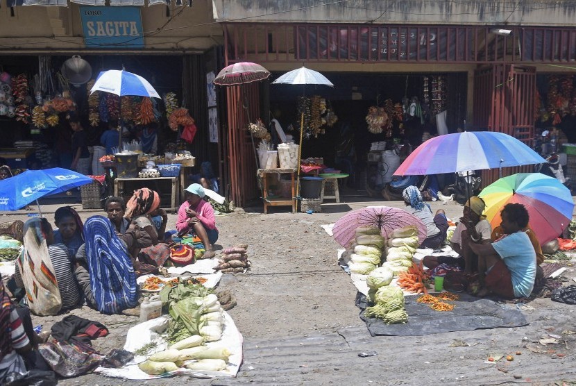 Sejumlah pedagang berjualan di Pasar Tradisional Sinakma, Kota Wamena, Kabupaten Jayawijaya, Papua, Jumat (11/10/2019).