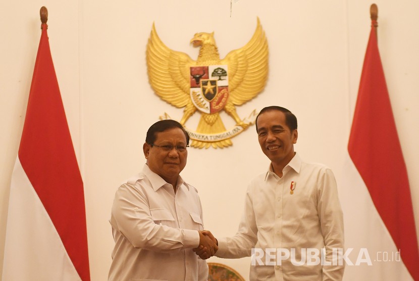 Presiden Joko Widodo (kanan) berjabat tangan dengan Ketua Umum Partai Gerindra Prabowo Subianto (kiri) dalam pertemuan di Istana Merdeka, Jakarta, Jumat (11/10/2019). 