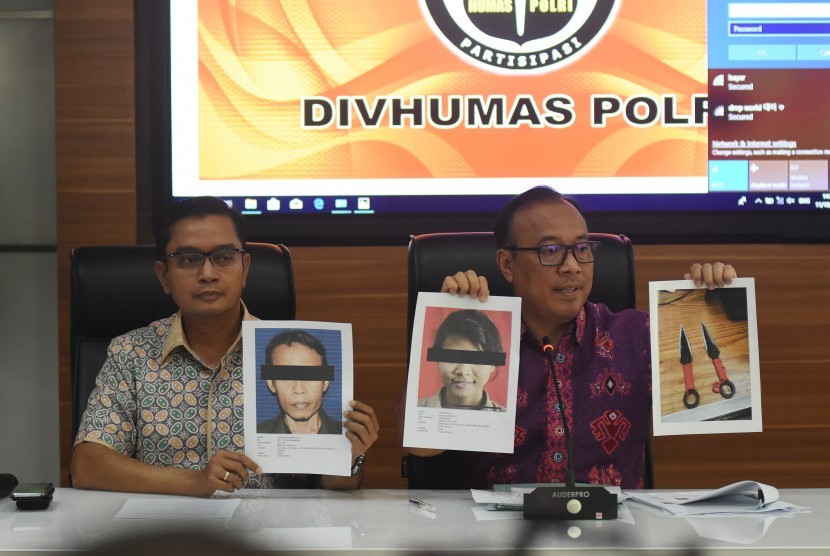 Karopenmas Divisi Humas Polri Brigjen Pol Dedi Prasetyo (kanan) menunjukkan foto tersangka pelaku dan barang bukti penikaman Menko Polhukam Wiranto saat konferensi pers di Mabes Polri, Jakarta, Jumat (11/10/2019). 
