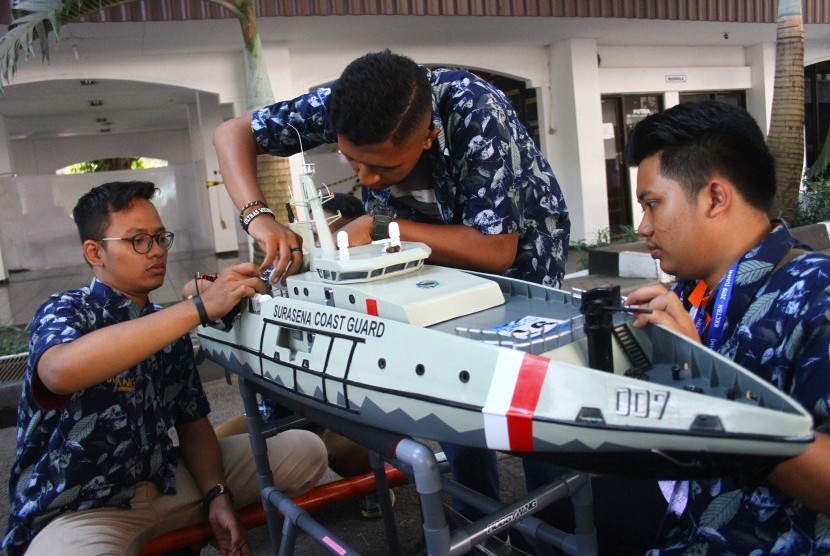 Peserta menyiapkan kapal cepat tak berawak rakitannya sebelum dinilai dalam Kontes Kapal Cepat Tak Berawak Nasional di kolam Universitas Muhammadiyah Malang, Jawa Timur, Jumat (11/10/2019).