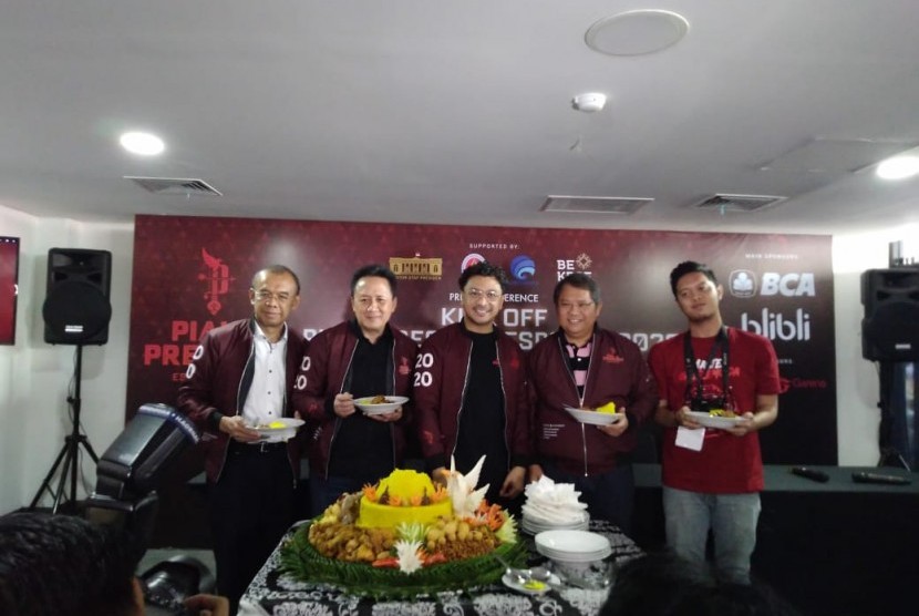 kiri ke kanan: Gatot S Dewa Broto (Sekretaris Kemenpora RI), Triawan Munaf (Kepala Bekraf, Giring Ganesha (Ketua Pelaksana Piala Presiden Esports 2020), Rudiantara (Menkominfo) saat meresmikan gelaran Piala Presiden Esports 2020 di Senayan, Jakarta, Ahad (13/10).