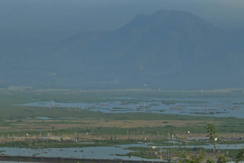 Permukaan danau alam Rawapening sebagian tertutup gulma enceng gondok. Gambar diambil dari puncak gunung Telomoyo, Kecamatan banyubiru, kabupaten Semarang.
