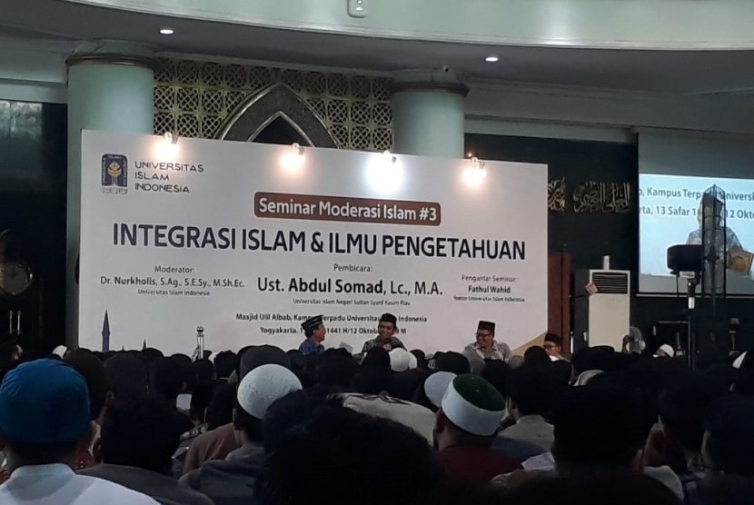 Penceramah, Ustaz Abdul Somad (UAS), saat mengisi Seminar Moderasi  Islam di Masjid Ulil Albab Universitas Islam Indonesia (UII), Sabtu  (12/10).