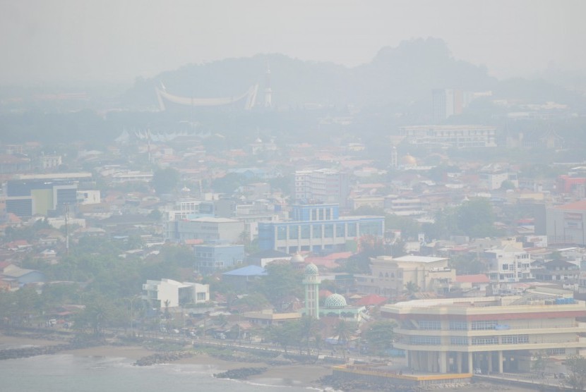 Kabut asap terlihat menyelimuti kawasan Kota Padang, Sumatera Barat, Ahad (13/10/2019).