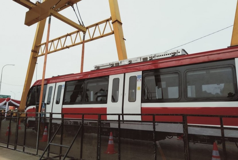 Pengangkatan rangkaian kereta lintas rel terpadu (LRT) Jabodebek di Stasiun LRT Cibubur, Ahad (13/10). 