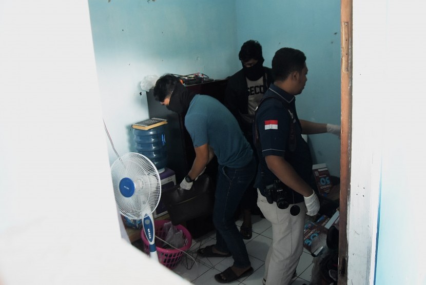 Personel Tim Densus 88 Mabes Polri menggeledah kontrakan terduga teroris berinisial NAS dari kelompok Abu Zee Al Baghdadi di Kampung Rawa Kalong, Desa Karang Satria, Tambun Utara, Kabupaten Bekasi, Jawa Barat, Ahad (13/10/2019).