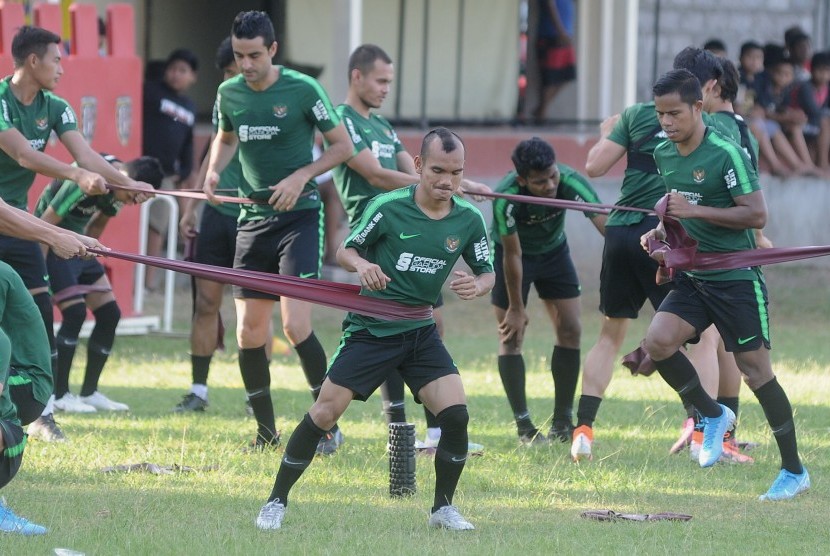 Sejumlah pemain Timnas Indonesia mengikuti latihan di Lapangan Trisakti, Legian, Bali, Ahad (13/10/2019).