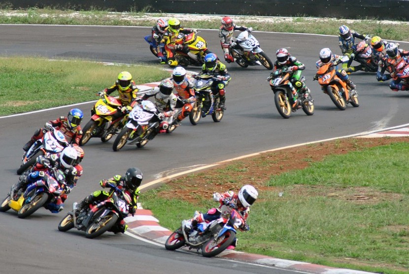 Sejumlah pembalap memacu motornya di kelas motor bebek 4T 150 CC Tune Up Injection (Profesional) saat Kejurnas Oneprix Indonesia Motorprix Championship (IMC) belum lama ini.