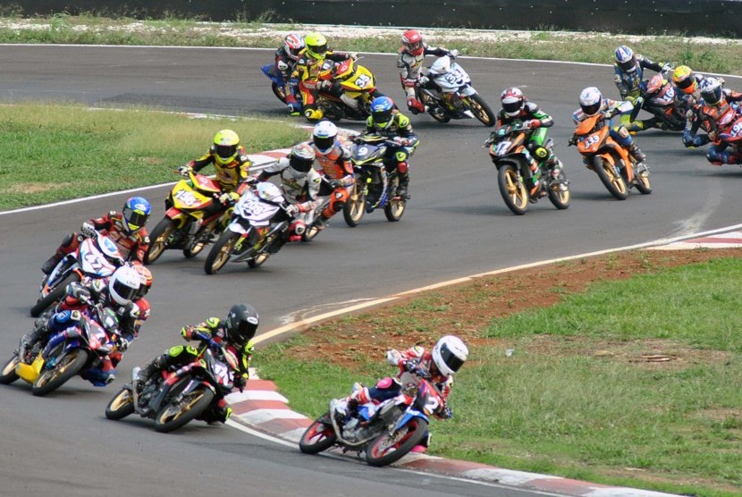 Sejumlah pebalap memacu motornya di kelas motor bebek 4T 150 CC Tune Up Injection (Profesional) saat Kejurnas Oneprix Indonesia Motorprix Championship (IMC) 2019 putaran keempat di Sirkuit Sentul International Karting dan Motorcycle, Kabupaten Bogor, Jawa Barat, Ahad (13/10/2019).