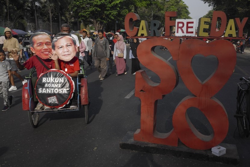 Warga memakai topeng bergambar peserta Pilpres 2019, Joko Widodo (kiri) dan Prabowo Subianto (kanan) saat aksi Rukun Agawe Santoso pada Hari Bebas Kendaraan Bermotor (HBKB) di Solo, Jawa Tengah, pada Oktober 2019 lalu. (ilustrasi)