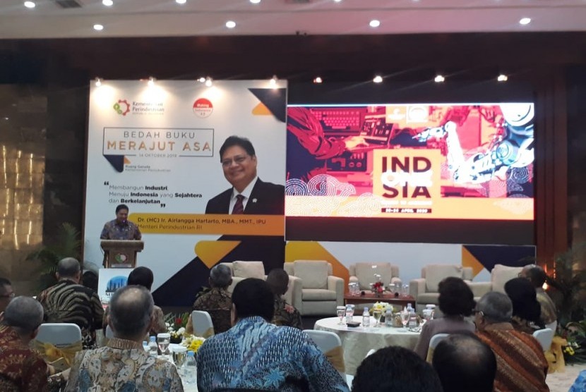 Menteri Perindustrian Airlangga Hartarto meluncurkan buku berjudul 'Merajut Asa, Membangun Industri Menuju Indonesia yang Sejahtera dan Berkelanjutan' di Kantor Kementerian Perindustrian (Kemenperin), Jakarta, Senin (14/10).