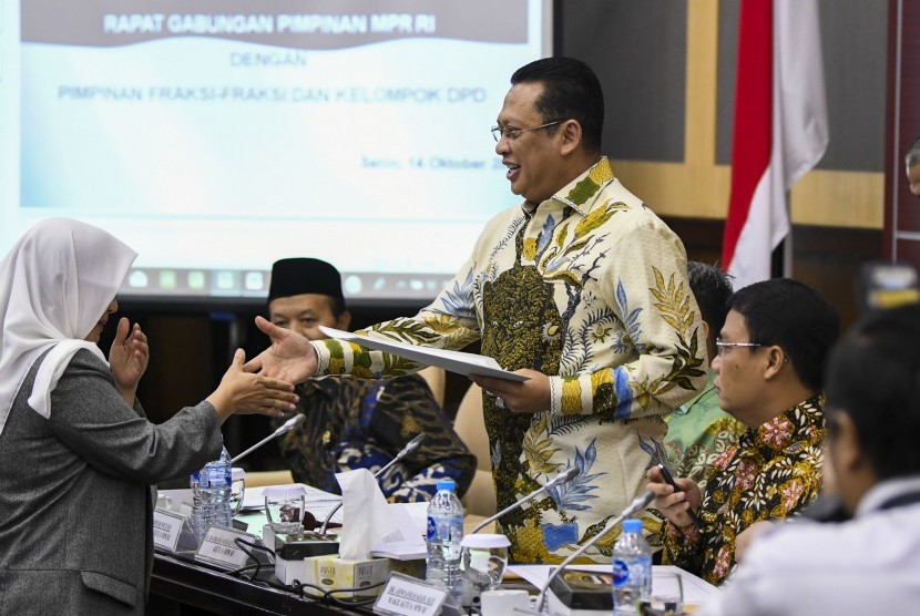 Ketua Majelis Permusyawaratan Rakyat (MPR) Bambang Soesatyo (kanan) 