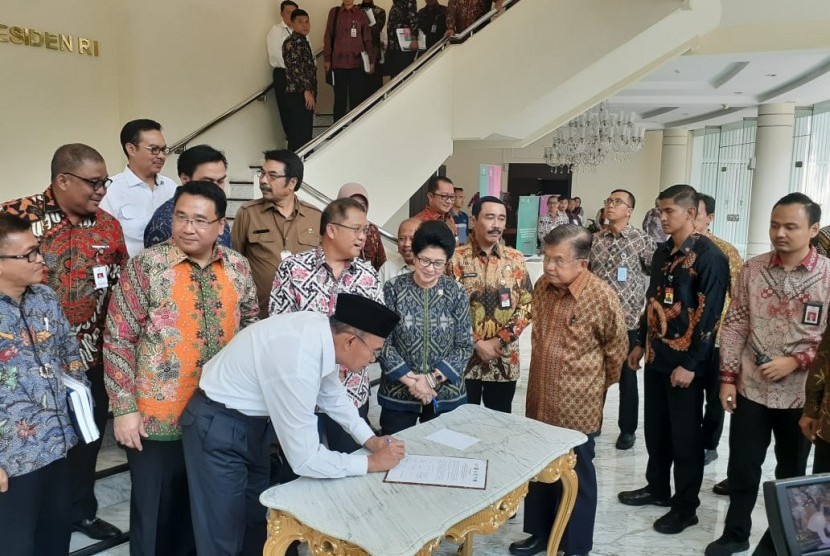Wakil Presiden Jusuf Kalla usai menggelar Rapat Terbatas tentang penanganan stunting (anak kerdil) bersama sejumlah menteri di Istana Wapres, Jakarta, Senin (14/10).
