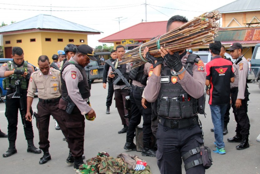 Petugas kepolisian menyita sejumlah atribut dan senjata tajam ketika membongkar Markas Komite Nasional Papua Barat (KNPB) di Timika, Papua, Senin (14/10/2019). (ilustrasi)