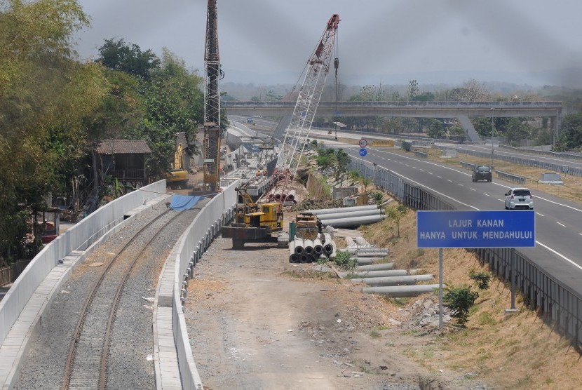 Sejumlah pekerja beraktivitas membangun jalur kereta api bandara Adi Soemarmo di Ngemplak, Boyolali, Jawa Tengah, Senin (14/10/2019).