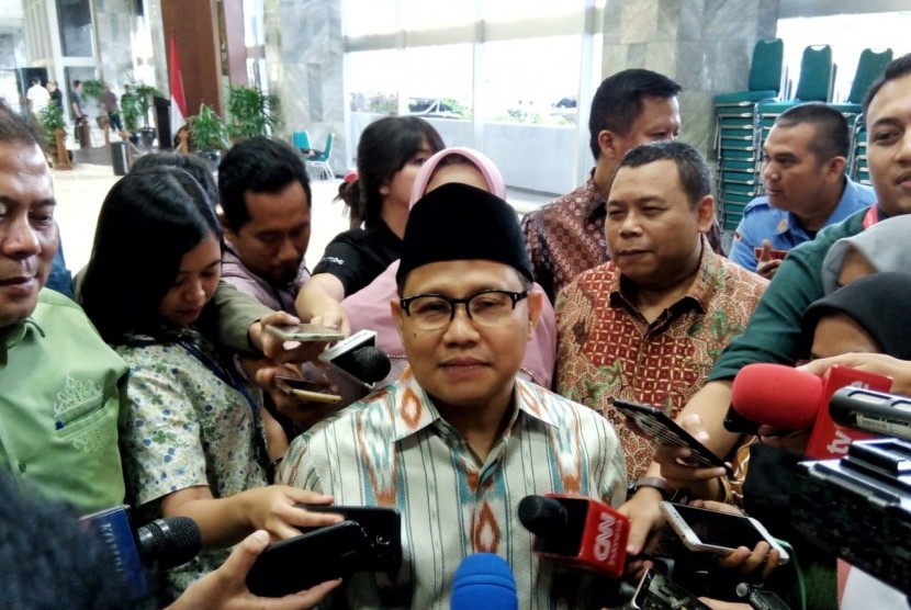 Wakil Ketua DPR sekaligus Ketua Umum PKB, Muhaimin Iskandar menanggapi isu bergabungnya Partai Gerindra ke dalam kabinet, di Gedung Nusantara III, Kompleks Parlemen, Jakarta, Senin (14/10).