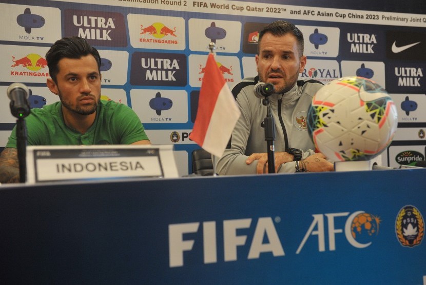 Pelatih Timnas Indonesia Simon McMenemy (kanan) bersama pemain Timnas Indonesia Stefano Lilipaly memberi keterangan terkait kesiapan timnya menghadapi Timnas Vietnam dalam konferensi pers menjelang pertandingan sepak bola kualifikasi Piala Dunia 2022 zona Asia di Sanur, Bali, Senin (14/10/2019).