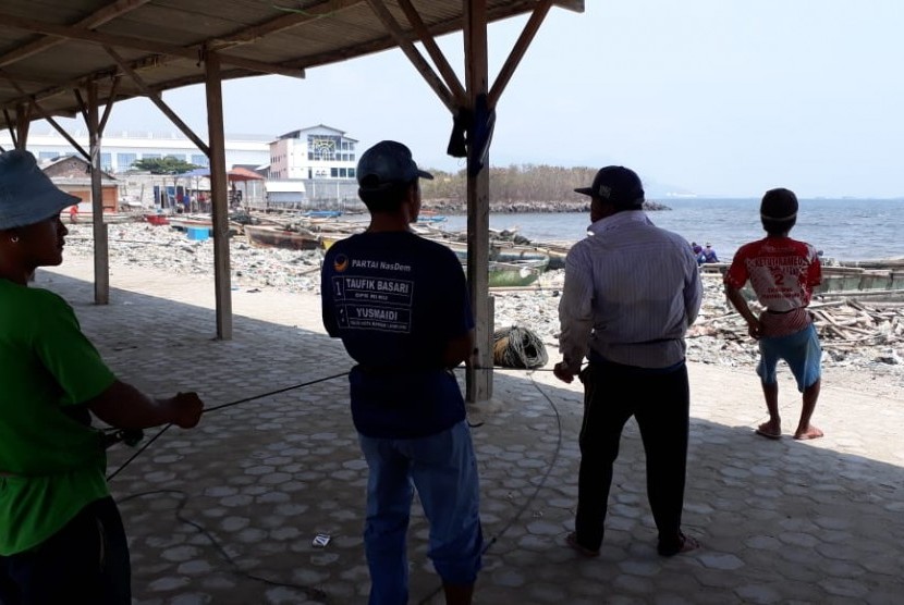 Nelayan payang Teluk Lampung sedang menarik jaring yang di tebar  di perairan teluk, Senin (14/10). 