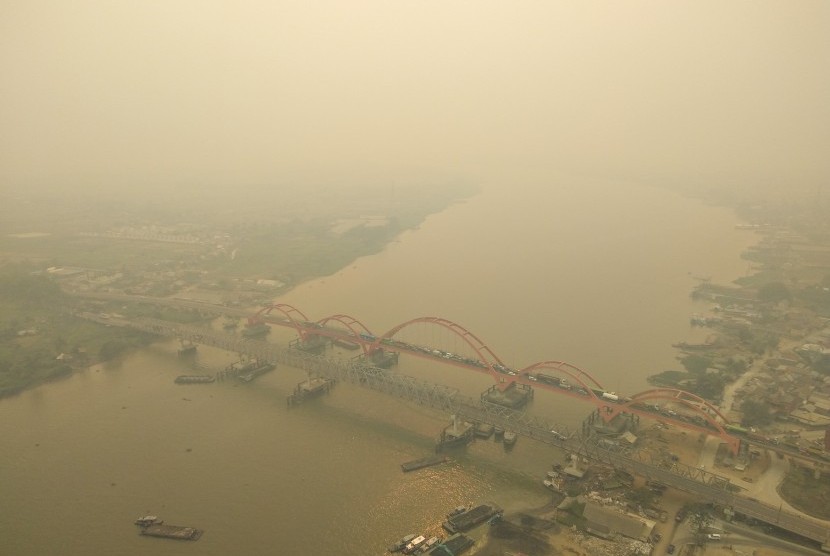 Foto udara kawasan kota Palembang yang tertutup kabut asap di Palembang, Sumatera Selatan, Senin (14/10/2019).