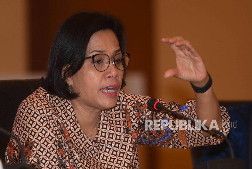 Menteri Keuangan Sri Mulyani memberikan keterangan terkait upaya pemerintah untuk membendung banjir impor tekstil dan produk tekstil (TPT) di Jakarta, Senin (14/10/2019).