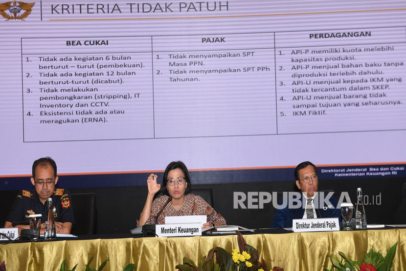 Menteri Keuangan Sri Mulyani (tengah) memberikan keterangan terkait upaya pemerintah untuk membendung banjir impor tekstil dan produk tekstil (TPT) di Jakarta, Senin (14/10/2019). 