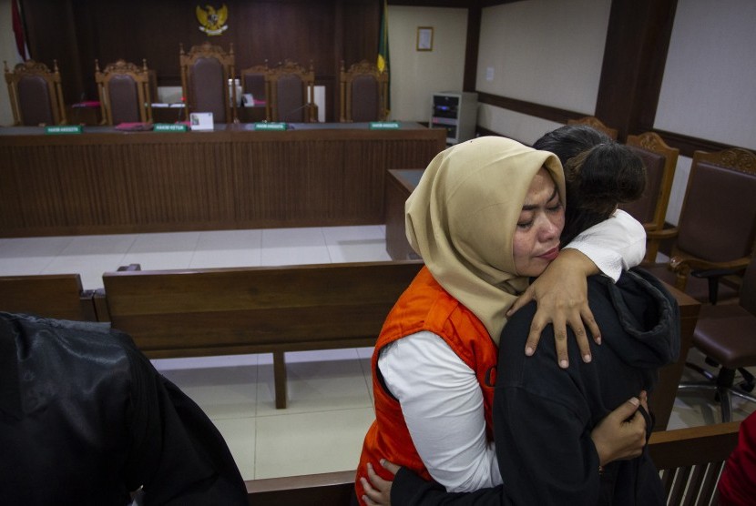 Terdakwa kasus ujaran kebencian Ina Yuniarti memeluk putrinya seusai menjalani sidang pembacaan putusan (vonis) di Pengadilan Negeri Jakarta Pusat, Senin (14/10/2019).
