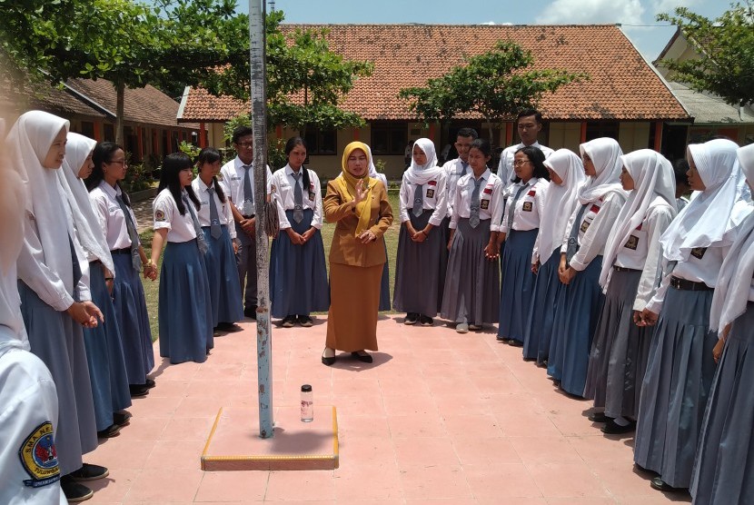 Guru mengajarkan teori kulminasi matahari di luar kelas saat mata pelajaran Fisika di SMAN 1 Tulungagung, Jawa Timur, Senin (14/10/2019).