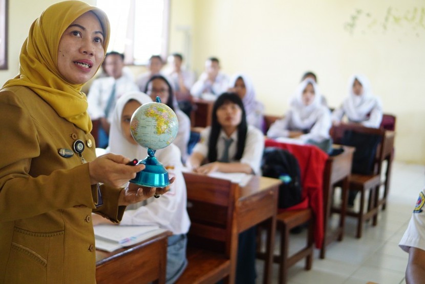 Guru mengajarkan teori kulminasi matahari saat mata pelajaran Fisika di SMAN 1 Tulungagung, Jawa Timur, Senin (14/10/2019).
